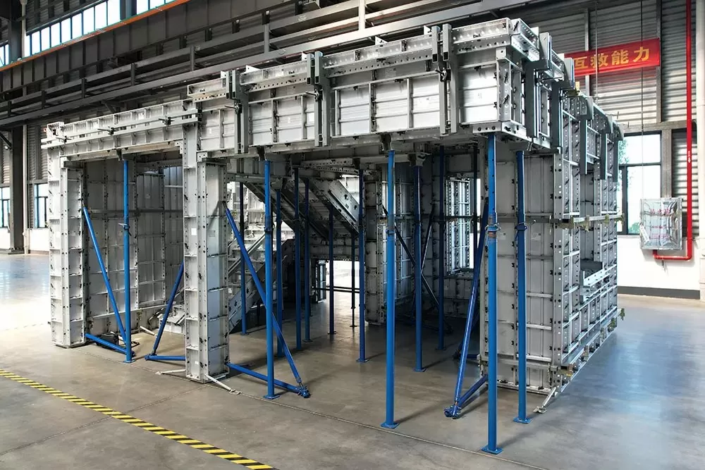 لماذا تفشل أنظمة صب الخرسانة المصنوعة من الألومنيوم بدون الملحقات المناسبة